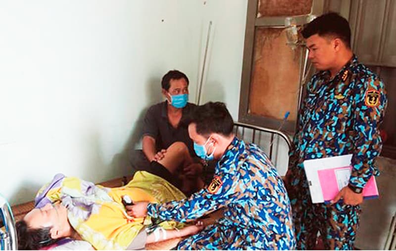 Quân y Bệnh xá Đảo Sinh Tồn cấp cứu ngư dân