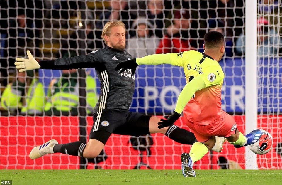 Bỏ lỡ phạt đền, Man City vẫn thắng Leicester City