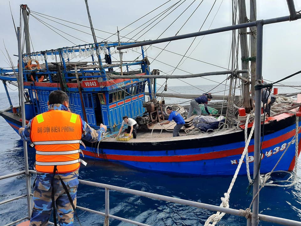 Cứu nạn tàu cá và 6 ngư dân