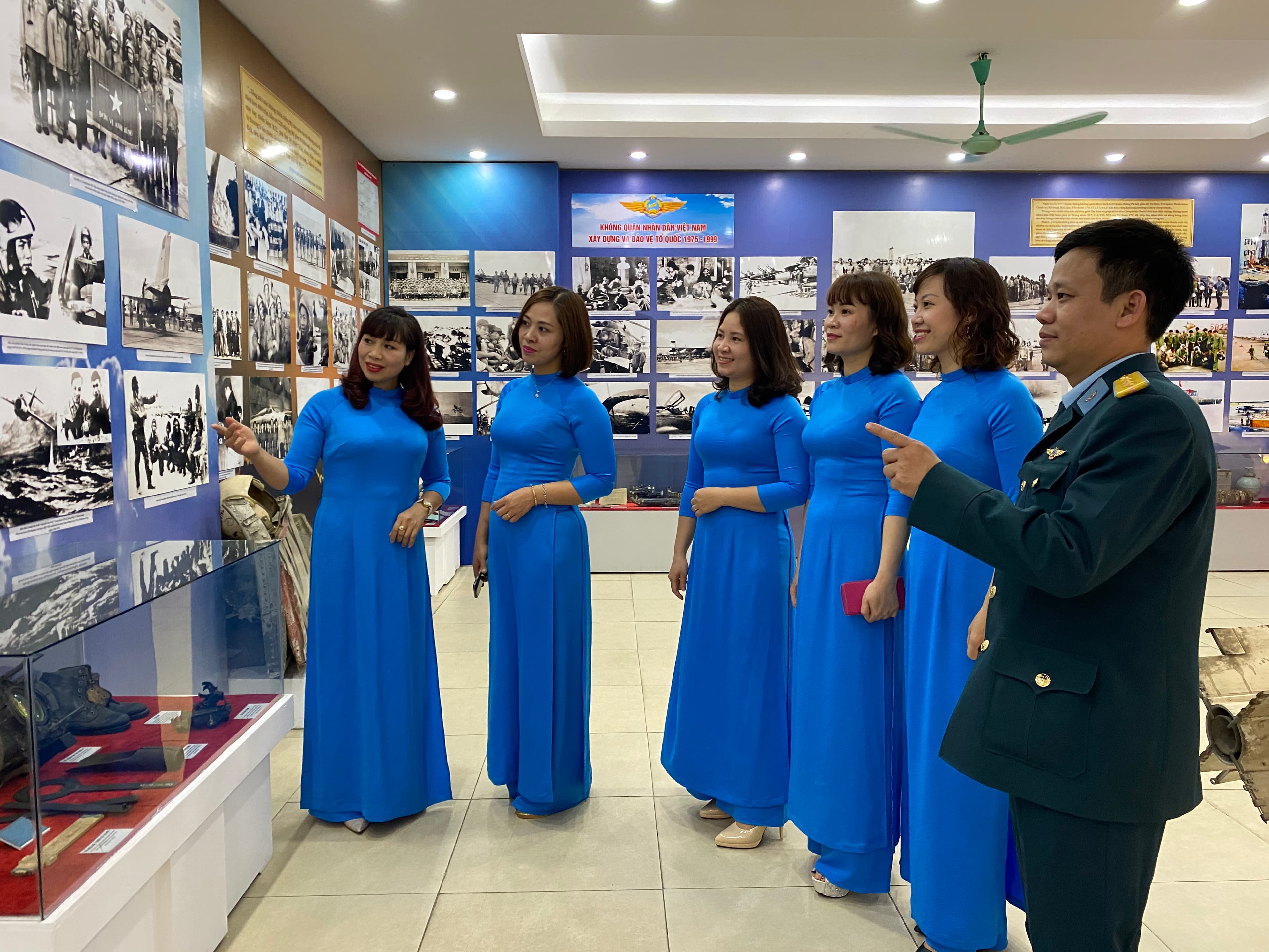 Trưng bày hơn 400 ảnh, tư liệu, hiện vật “Những cánh bay bảo vệ bầu trời”