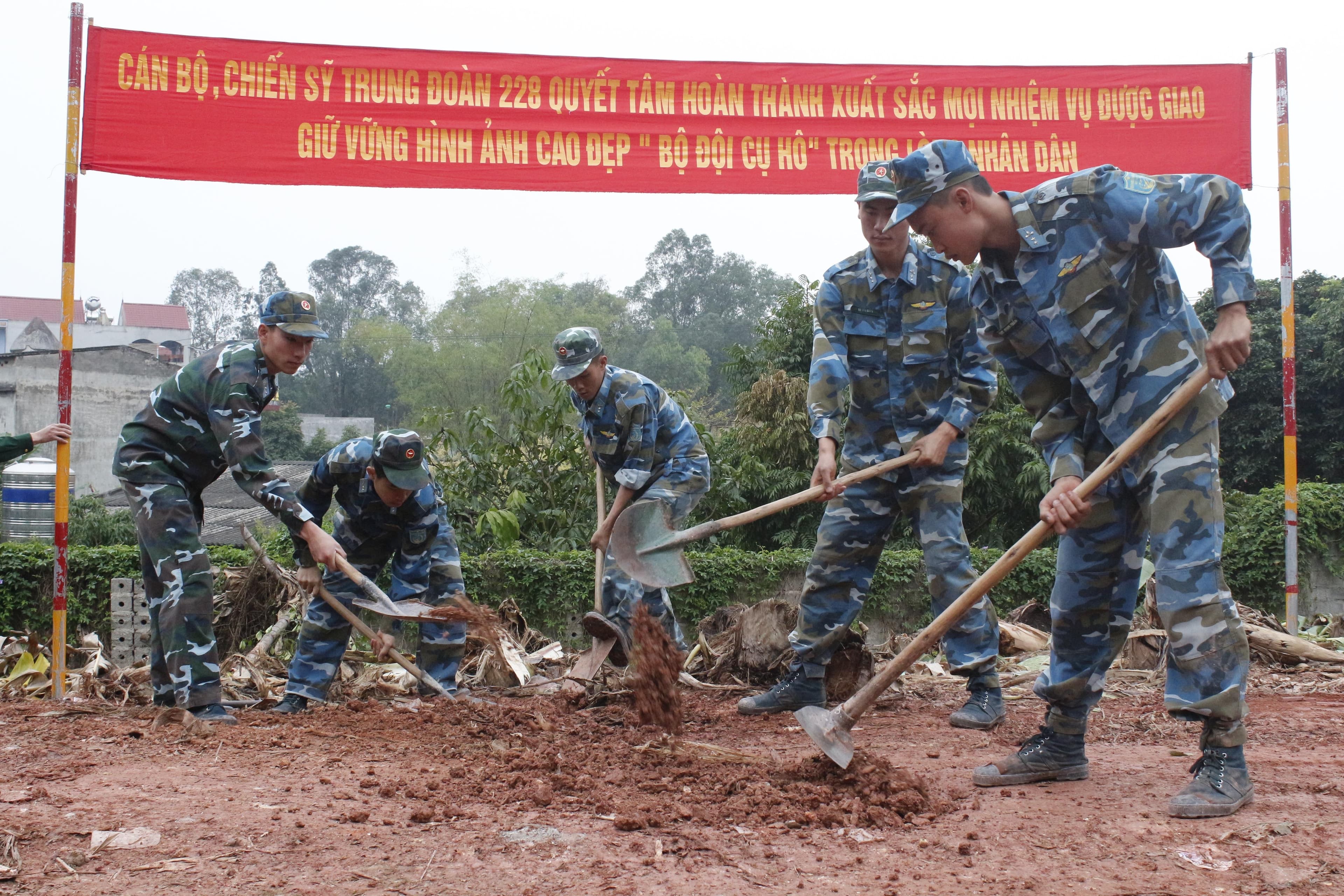 Đường đẹp nhờ bộ đội