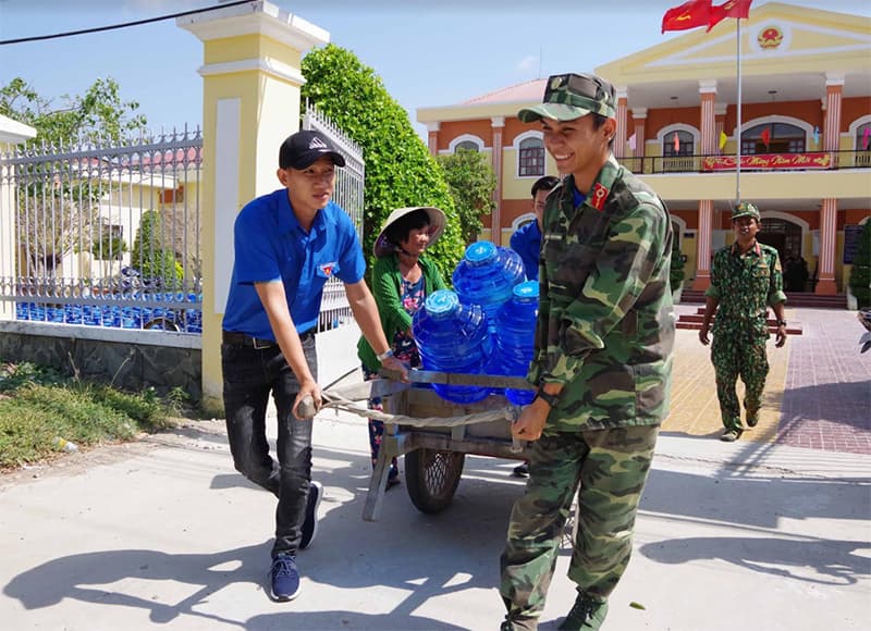 Sóc Trăng tặng 7.000 thùng nước sạch cho nhân dân vùng hạn mặn