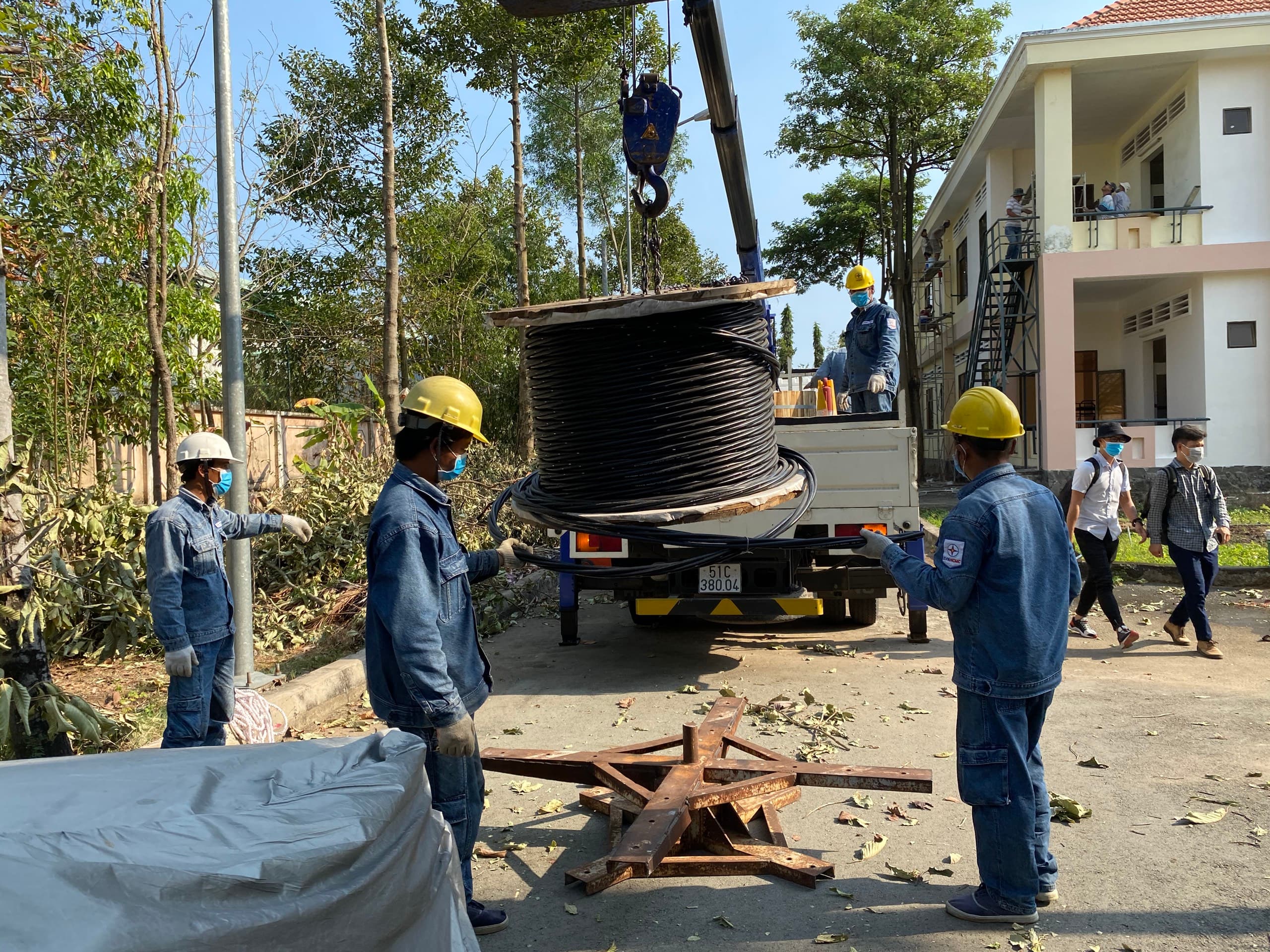 TP Hồ Chí Minh khẩn trương thi công cấp điện cho bệnh viện dã chiến số 2 chống dịch Covid-19