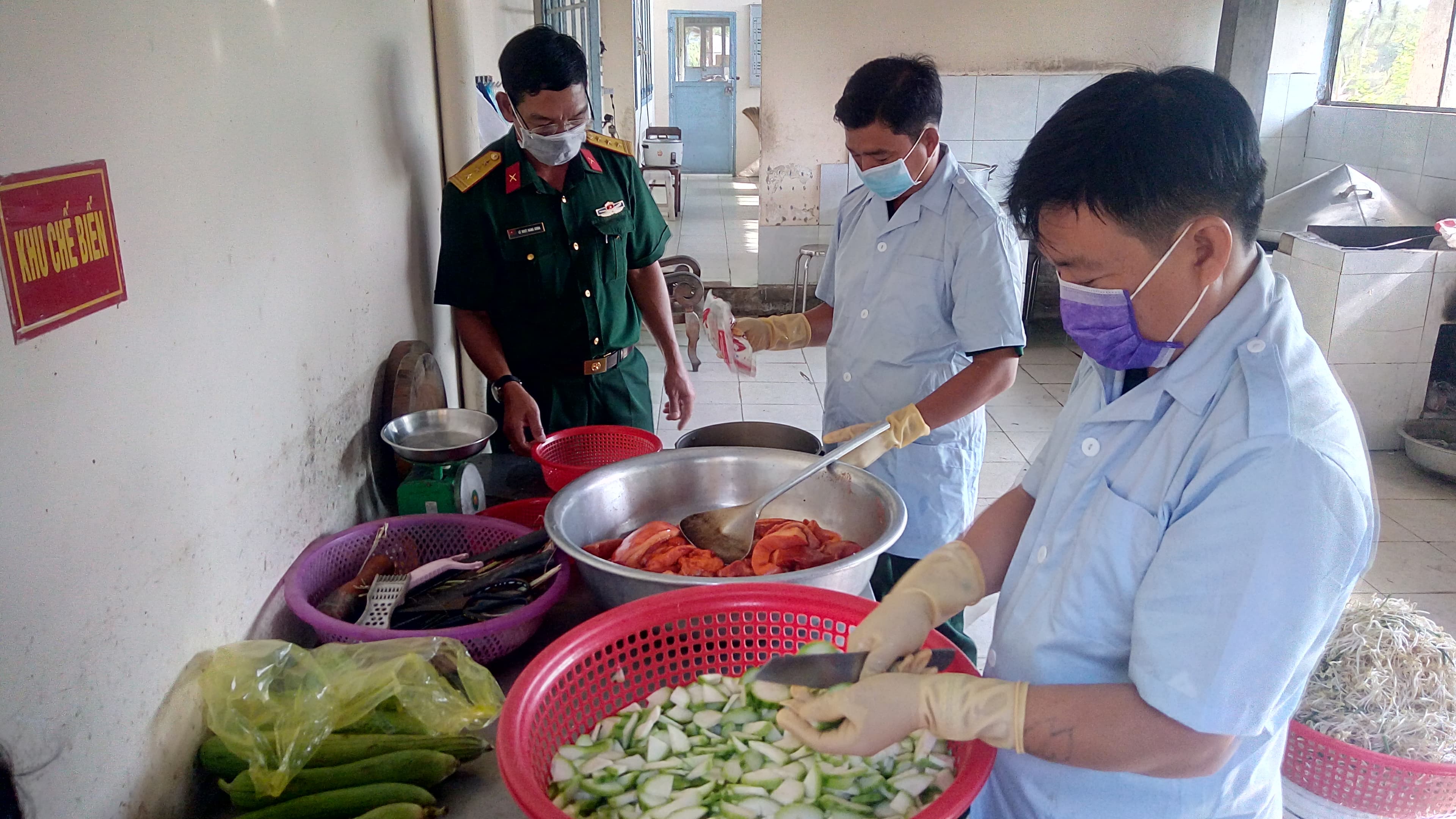 Trường Quân sự TP Cần Thơ tiếp nhận 29 công dân Việt Nam về nước