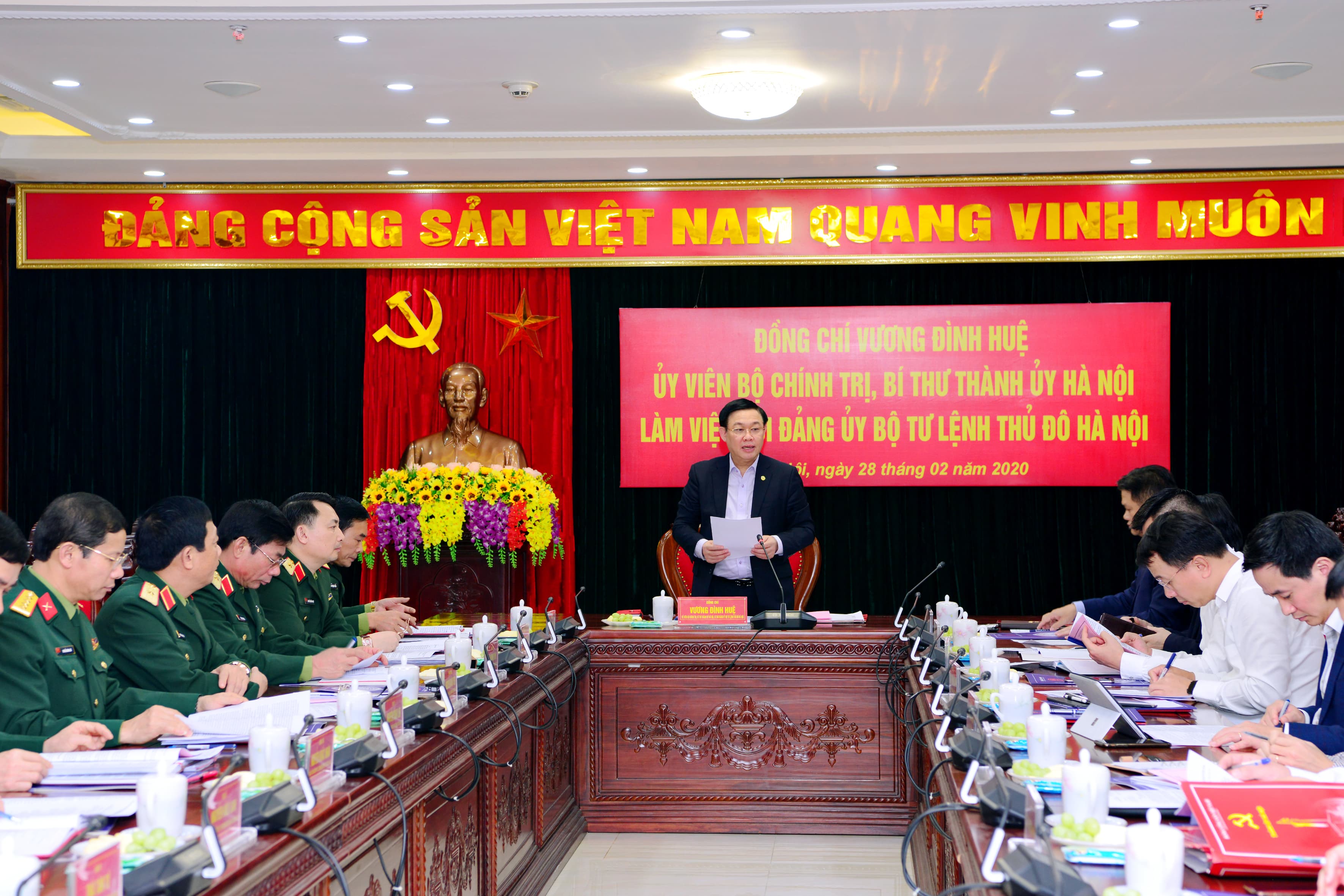Bí thư Thành ủy Hà Nội Vương Đình Huệ làm việc với Bộ tư lệnh Thủ đô Hà Nội
