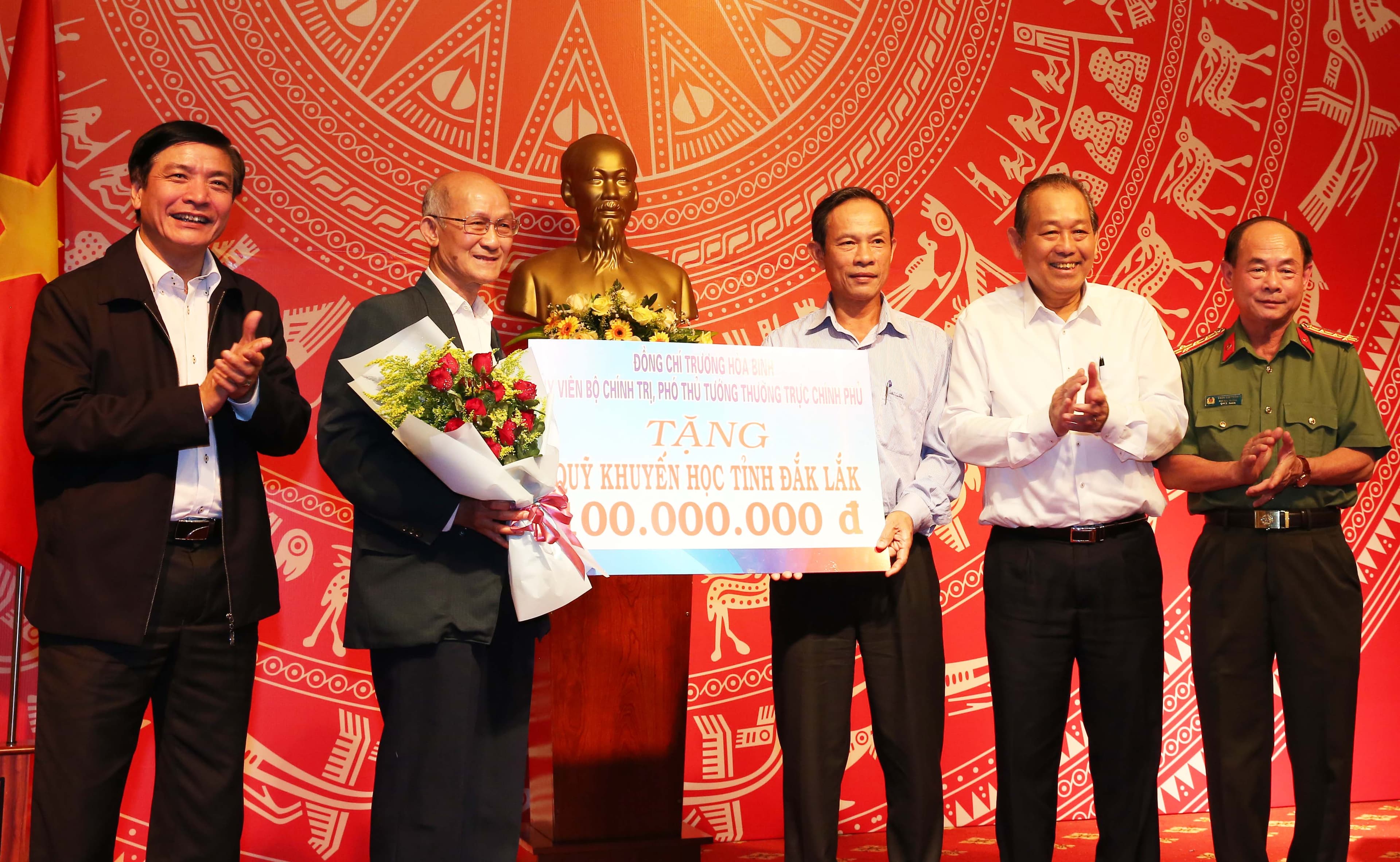 Phó thủ tướng Thường trực Chính phủ Trương Hòa Bình trao học bổng cho Quỹ khuyến học Đắk Lắk