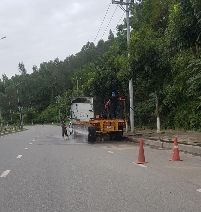 Nguy hiểm từ điểm rửa xe tự phát dưới lòng đường