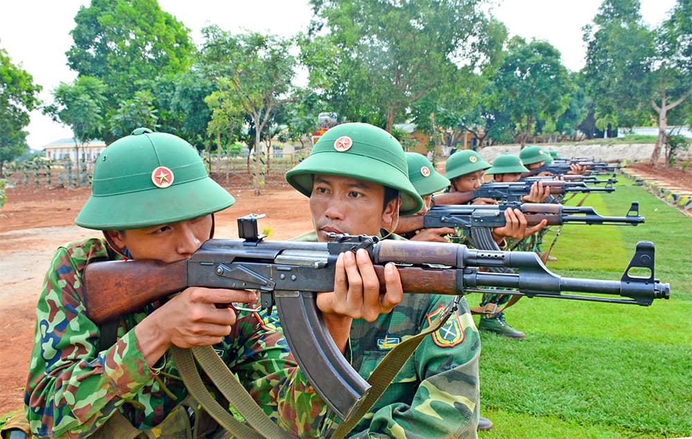 Thi đua "vượt nắng, thắng mưa"...