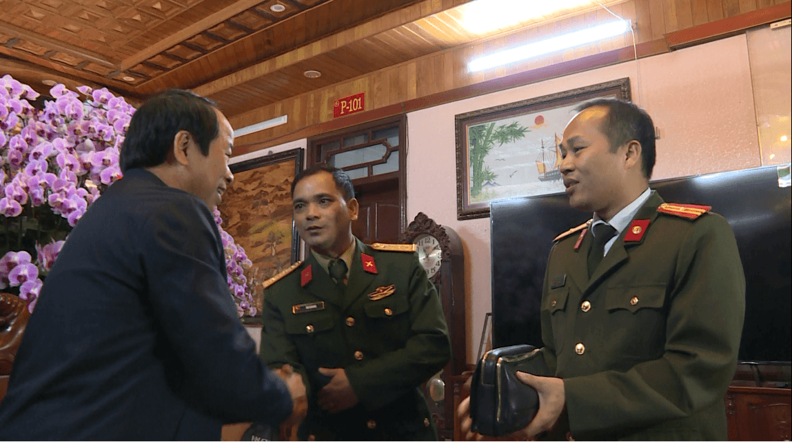 Hai chiến sĩ quân đội, công an trả lại tài sản gần 1 tỷ đồng nhặt được cho người mất