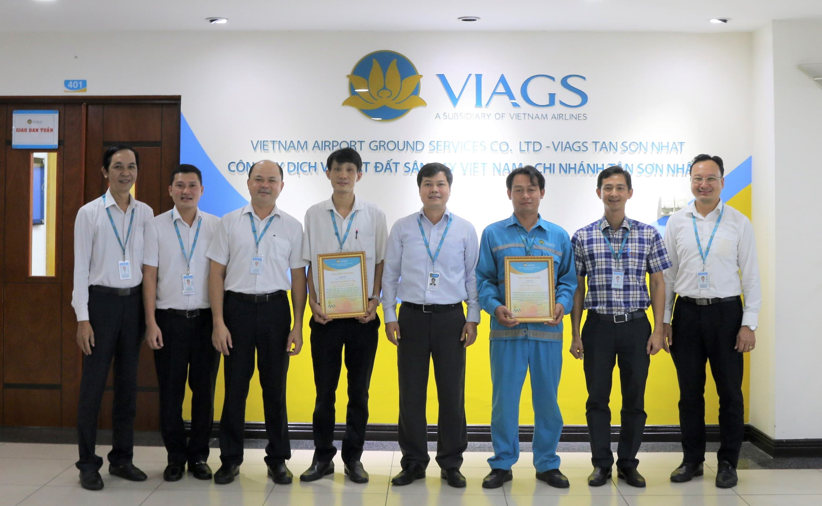 Hai nhân viên vệ sinh máy bay Vietnam Airlines trả lại tài sản gần 200 triệu đồng cho hành khách