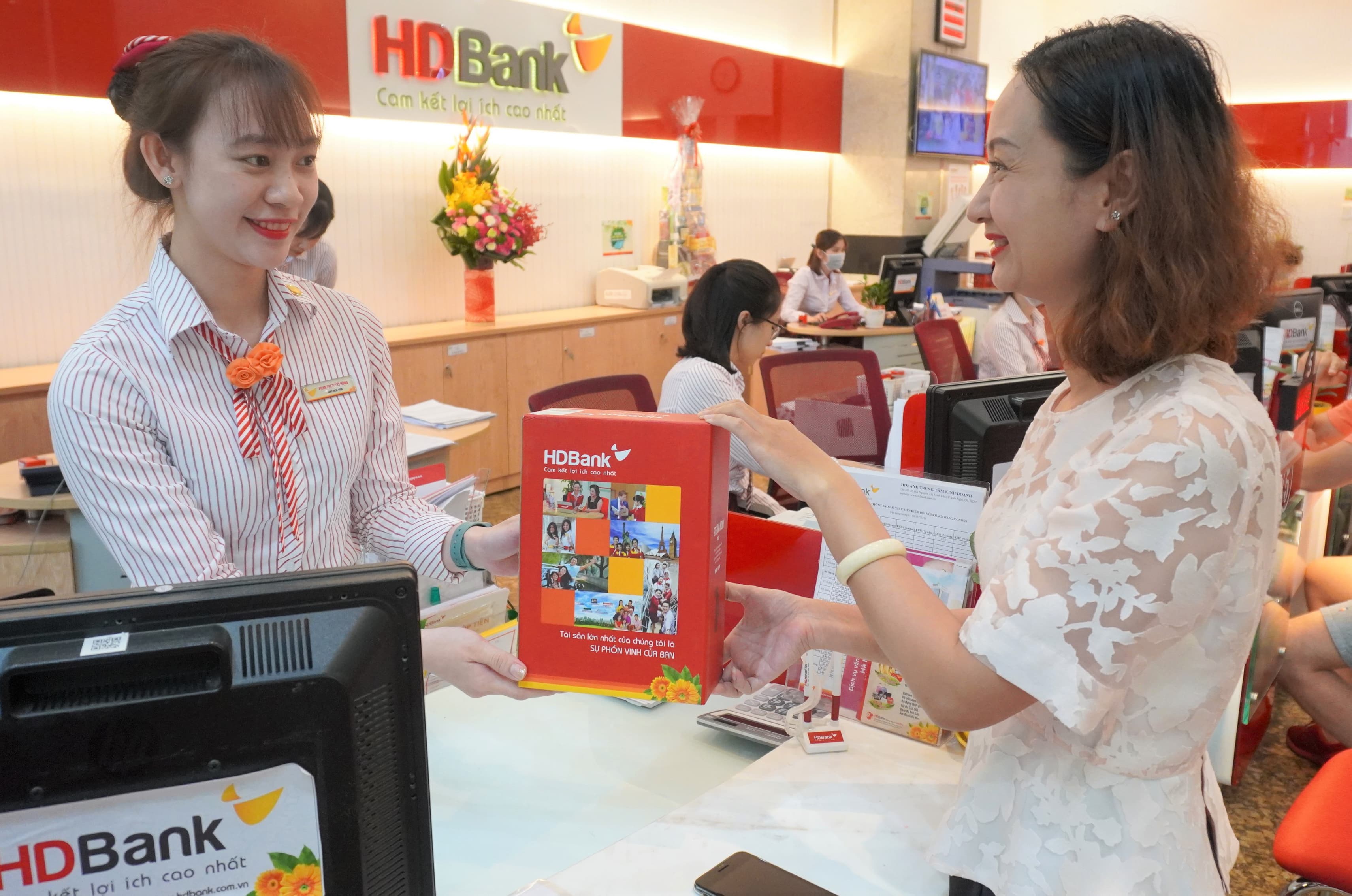 Mừng 8-3, trao gửi yêu thương - ngập tràn quà tặng từ HDBank