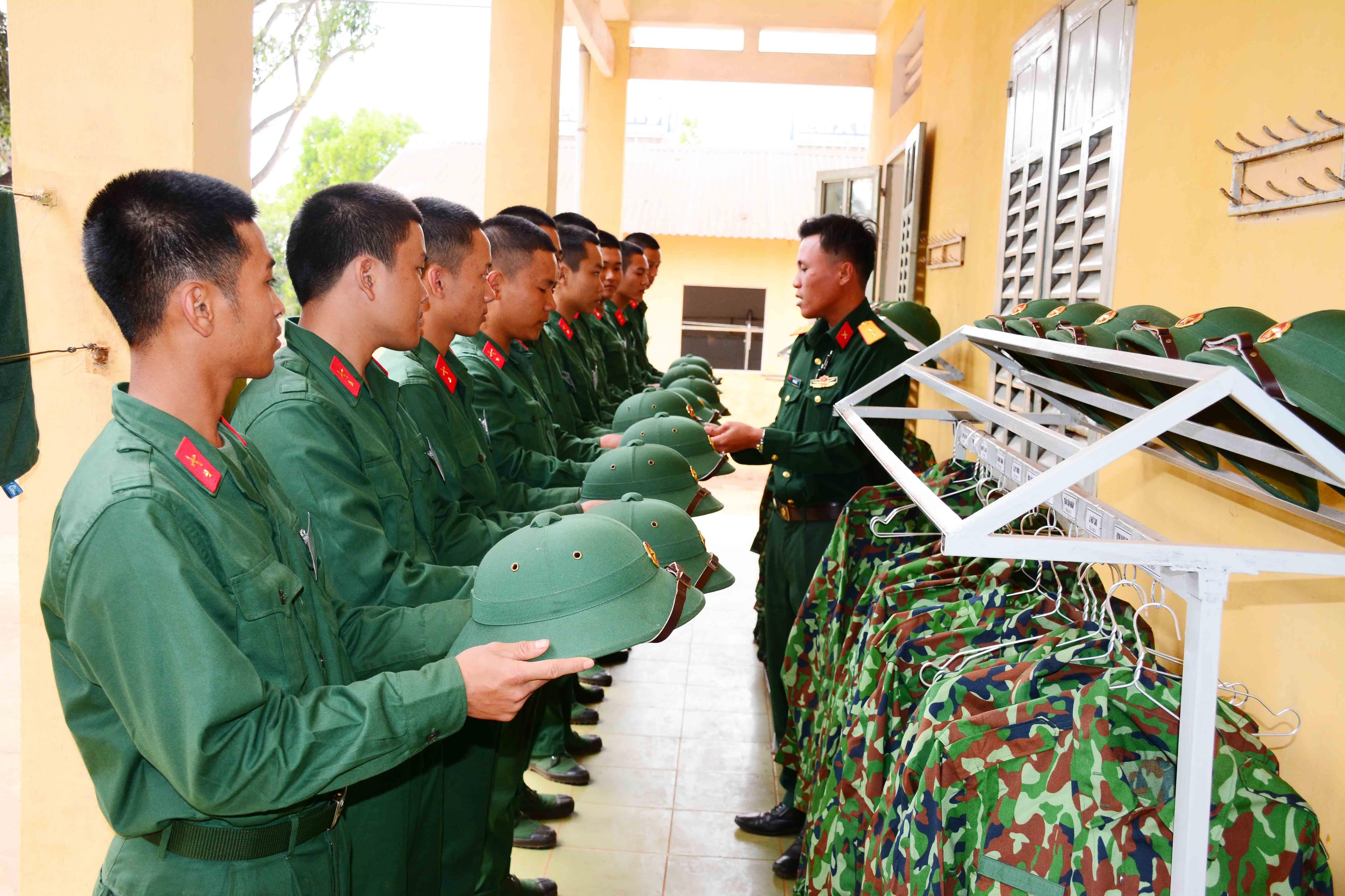 Để chiến sĩ mới sớm thích nghi với môi trường quân ngũ