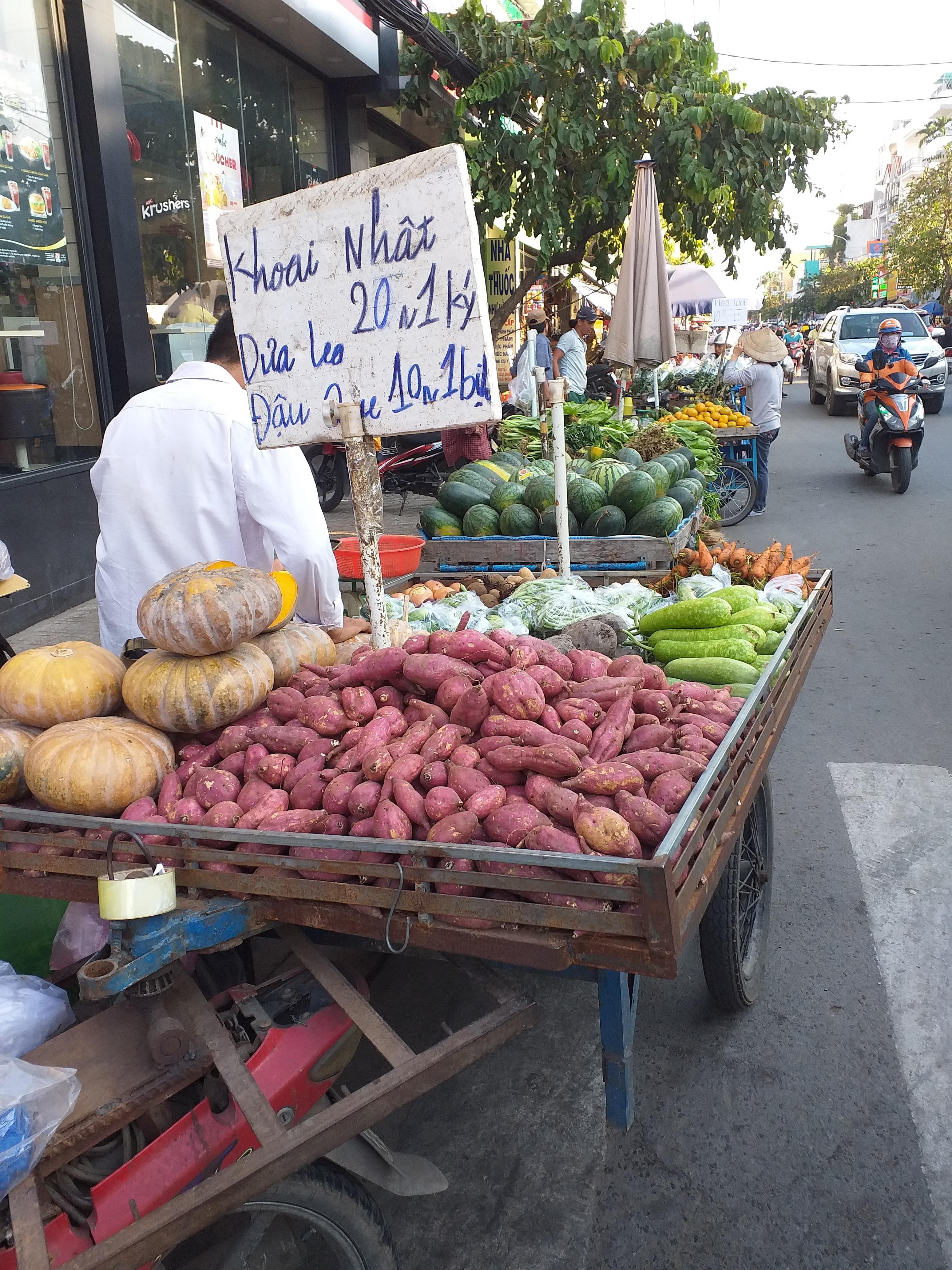 Đường biến thành chợ ở Hiệp Bình
