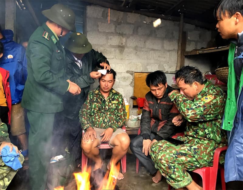 Bộ đội Biên phòng Hà Tĩnh cứu 8 thuyền viên gặp nạn trên biển