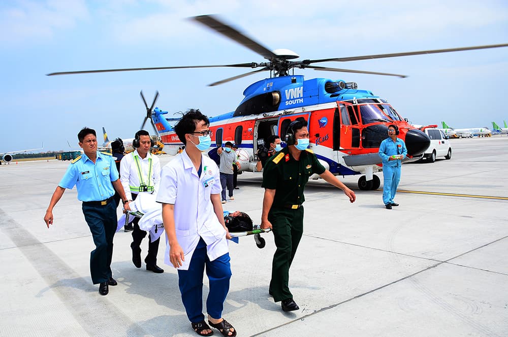 Binh đoàn 18 dùng trực thăng đưa 2 bệnh nhân từ huyện đảo Trường Sa về đất liền điều trị