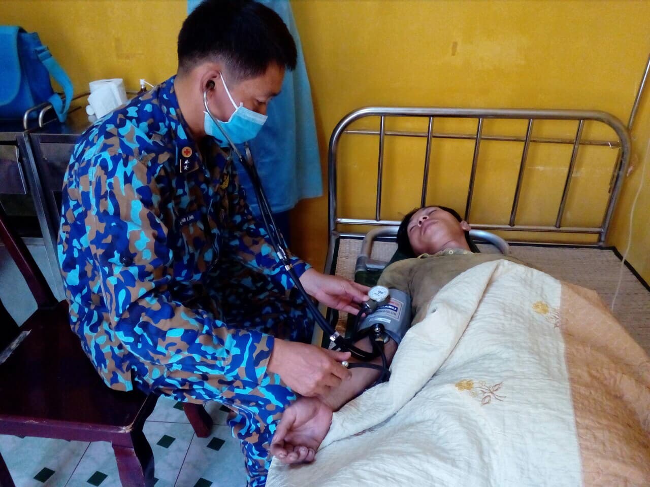 Bộ tư lệnh Vùng 4 Hải quân và Binh đoàn 18 phối hợp cấp cứu 2 ngư dân gặp nạn trên biển