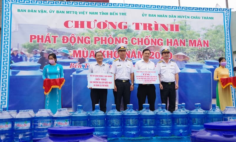 Vùng 2 Hải quân cấp nước ngọt và tặng bồn chứa nước cho nhân dân vùng hạn mặn tỉnh Bến Tre