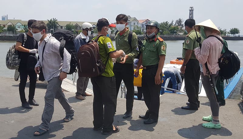 Đưa 3 du khách nước ngoài vào bờ an toàn
