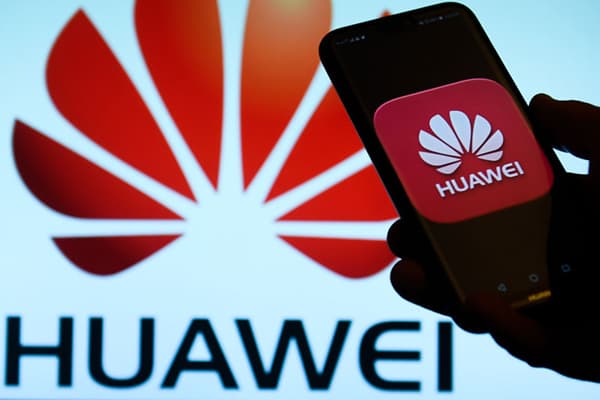 Tổng thống Trump ký ban hành luật cấm các công ty viễn thông Mỹ mua thiết bị của Huawei