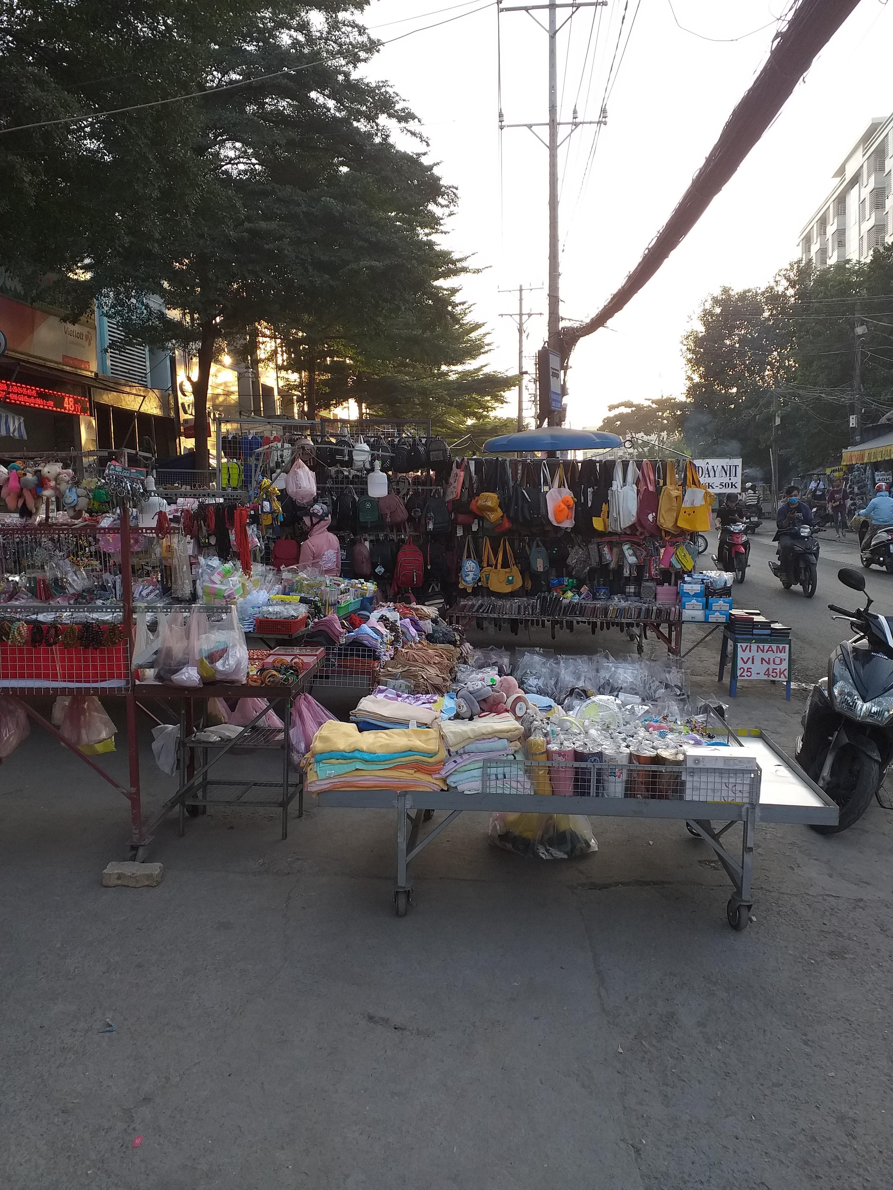 "Chợ cóc" trên đường Tăng Nhơn Phú họp trên lề đường