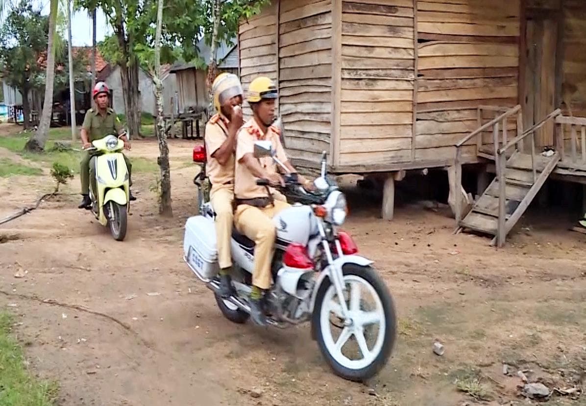 "Cầm tay chỉ việc" tuyên truyền an toàn giao thông