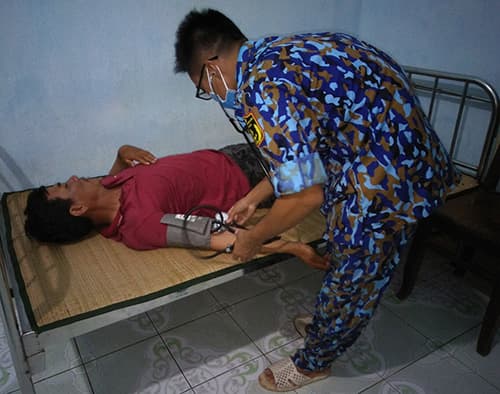Quân y đảo Sơn Ca cấp cứu ngư dân gặp nạn trên biển