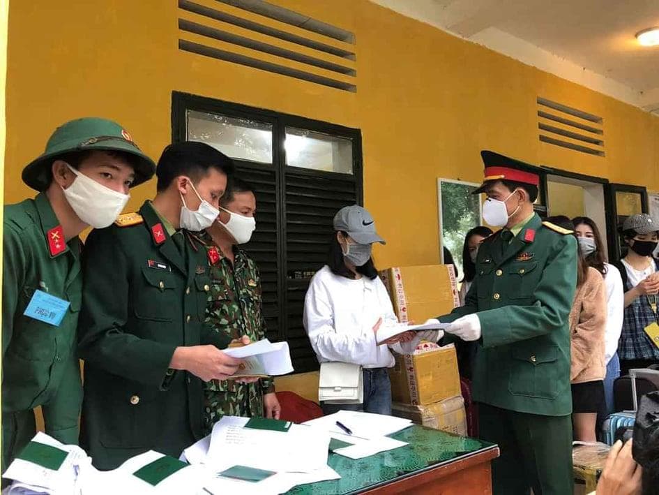 Lực lượng quân y tham gia tập huấn lấy mẫu và xét nghiệm phát hiện Covid-19