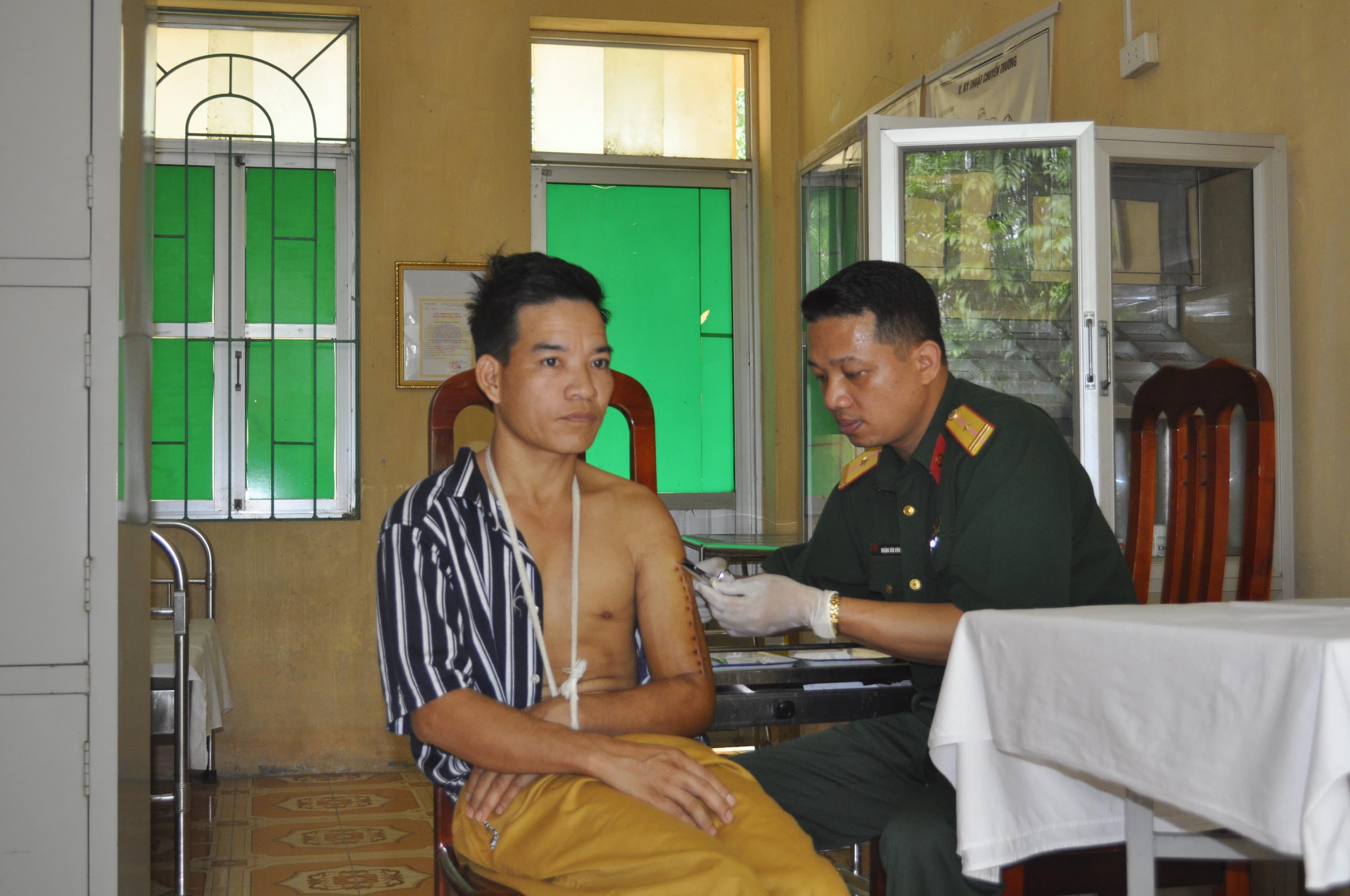 Nhân viên quân y dùng lương của mình hỗ trợ bệnh nhân