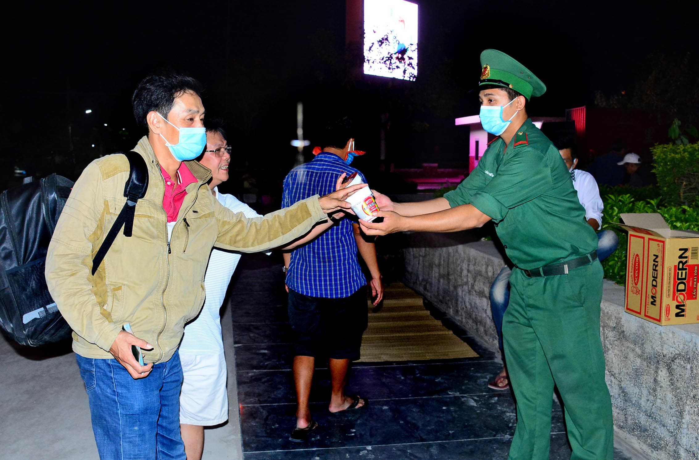 Bộ đội Biên phòng tỉnh Tây Ninh tích cực hỗ trợ công dân Việt Nam nhập cảnh trên tuyến biên giới giáp Campuchia