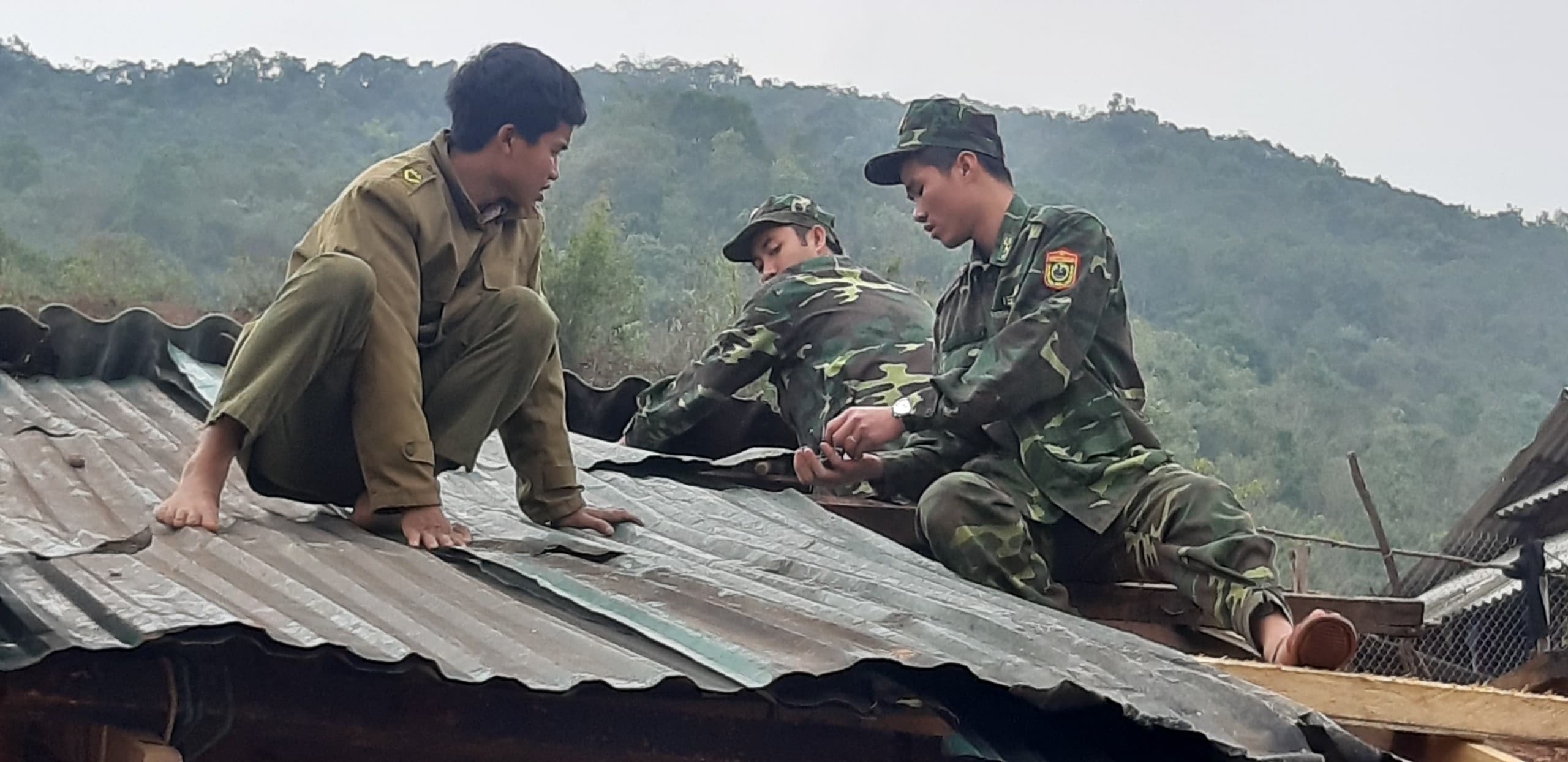 Giúp đỡ các hộ dân khắc phục hậu quả thiên tai