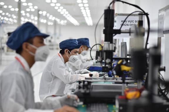 Xác định rõ lộ trình phổ cập điện thoại thông minh giá rẻ cho người dân
