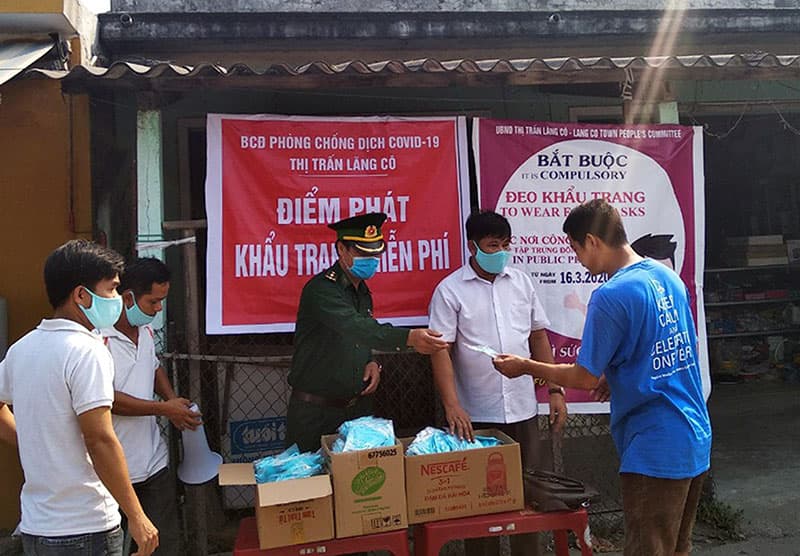 Phát miễn phí gần 2.000 khẩu trang cho nhân dân vùng biên giới