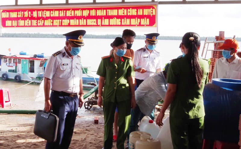 Hỗ trợ nước ngọt và tuyên truyền phòng dịch Covid-19 cho nhân dân