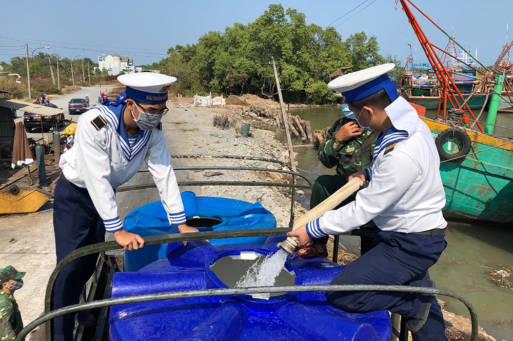 Quân chủng Hải quân cung cấp gần 5 triệu lít nước sinh hoạt tới đồng bào vùng hạn mặn