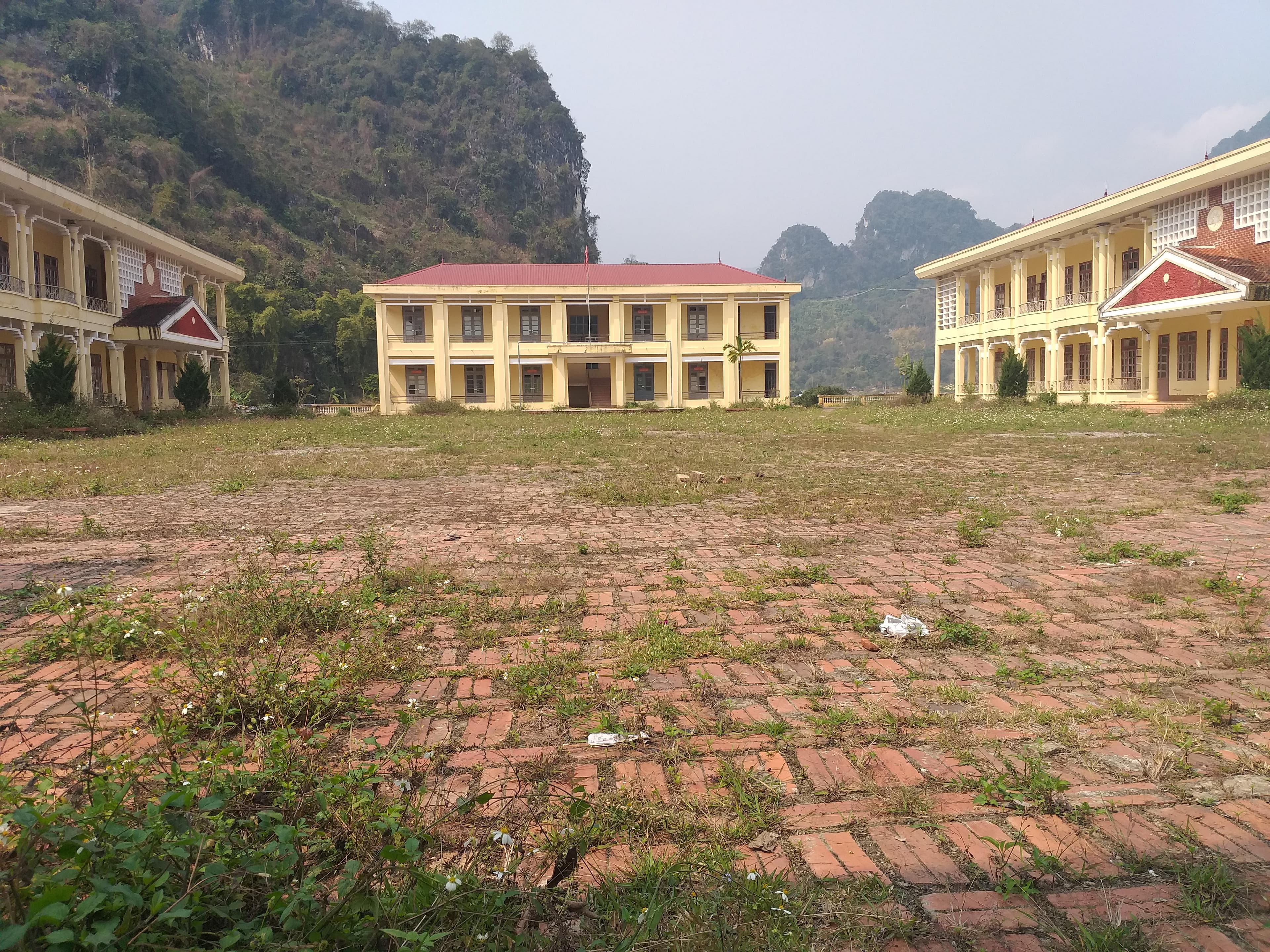Ngôi trường gần 15 tỷ đồng bỏ hoang