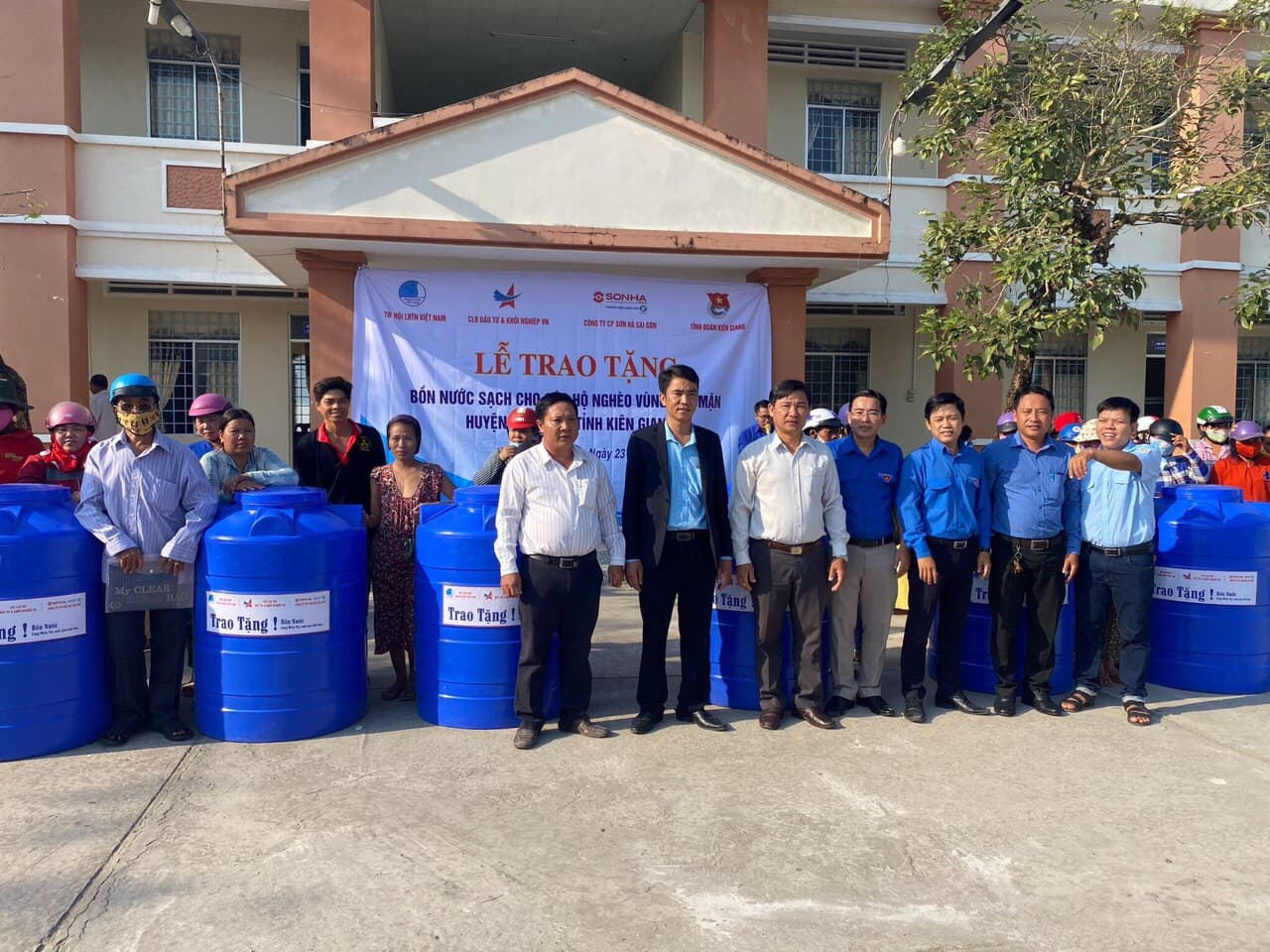 Giúp người dân vùng hạn mặn vượt qua khó khăn
