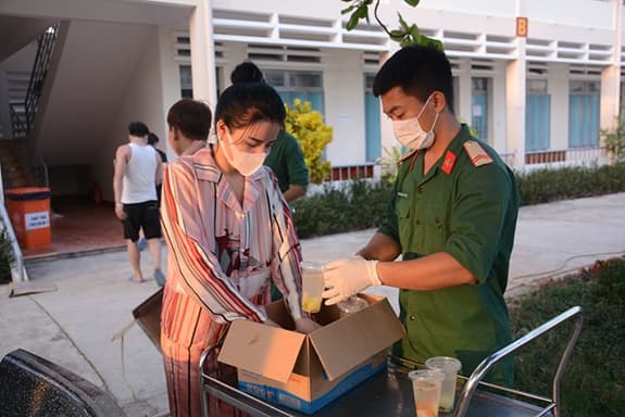 Tại sao có người nhiễm Covid-19 thì bị bệnh, có người không bị bệnh?