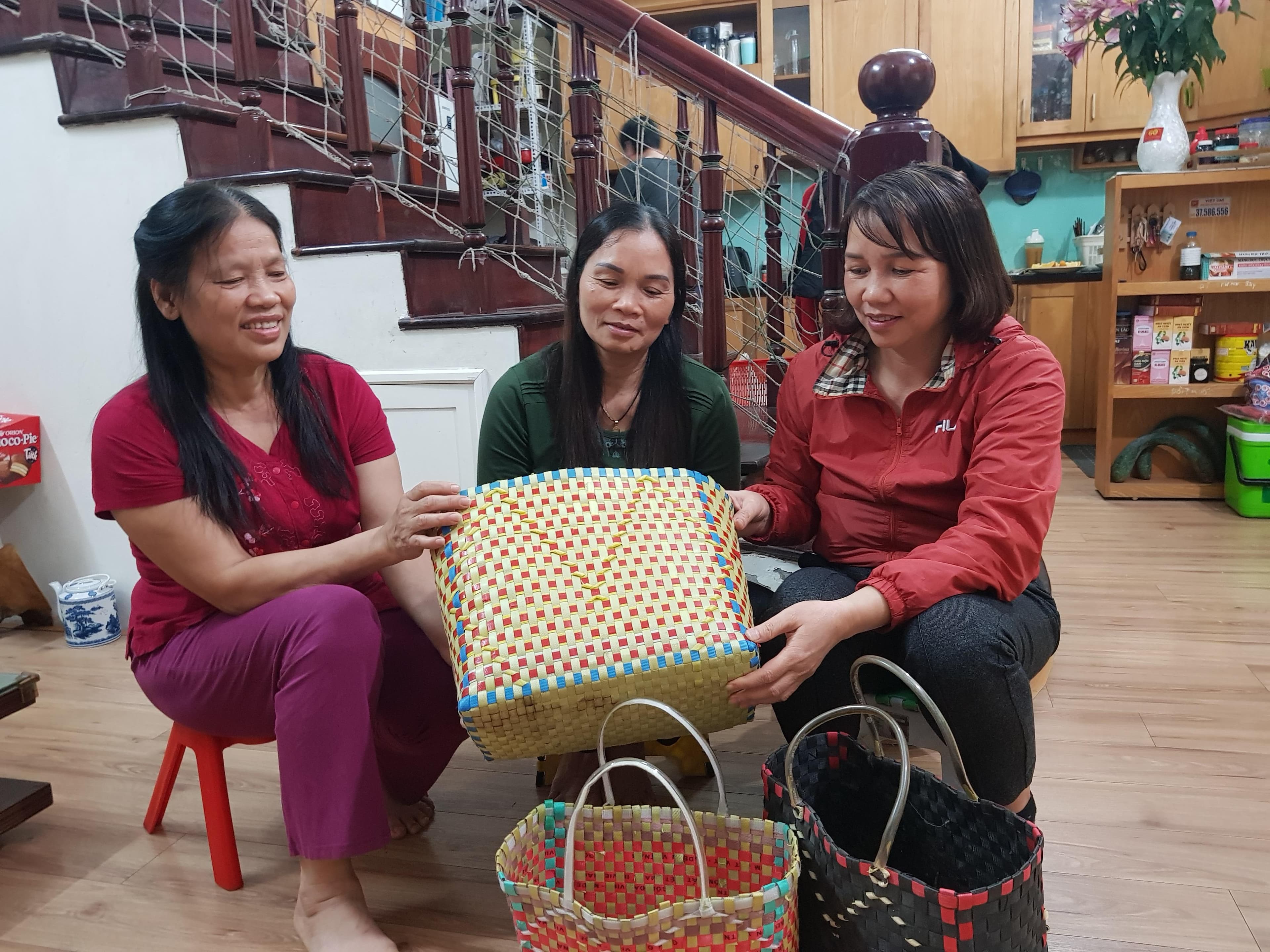 Bà tổ trưởng gương mẫu, đi đầu