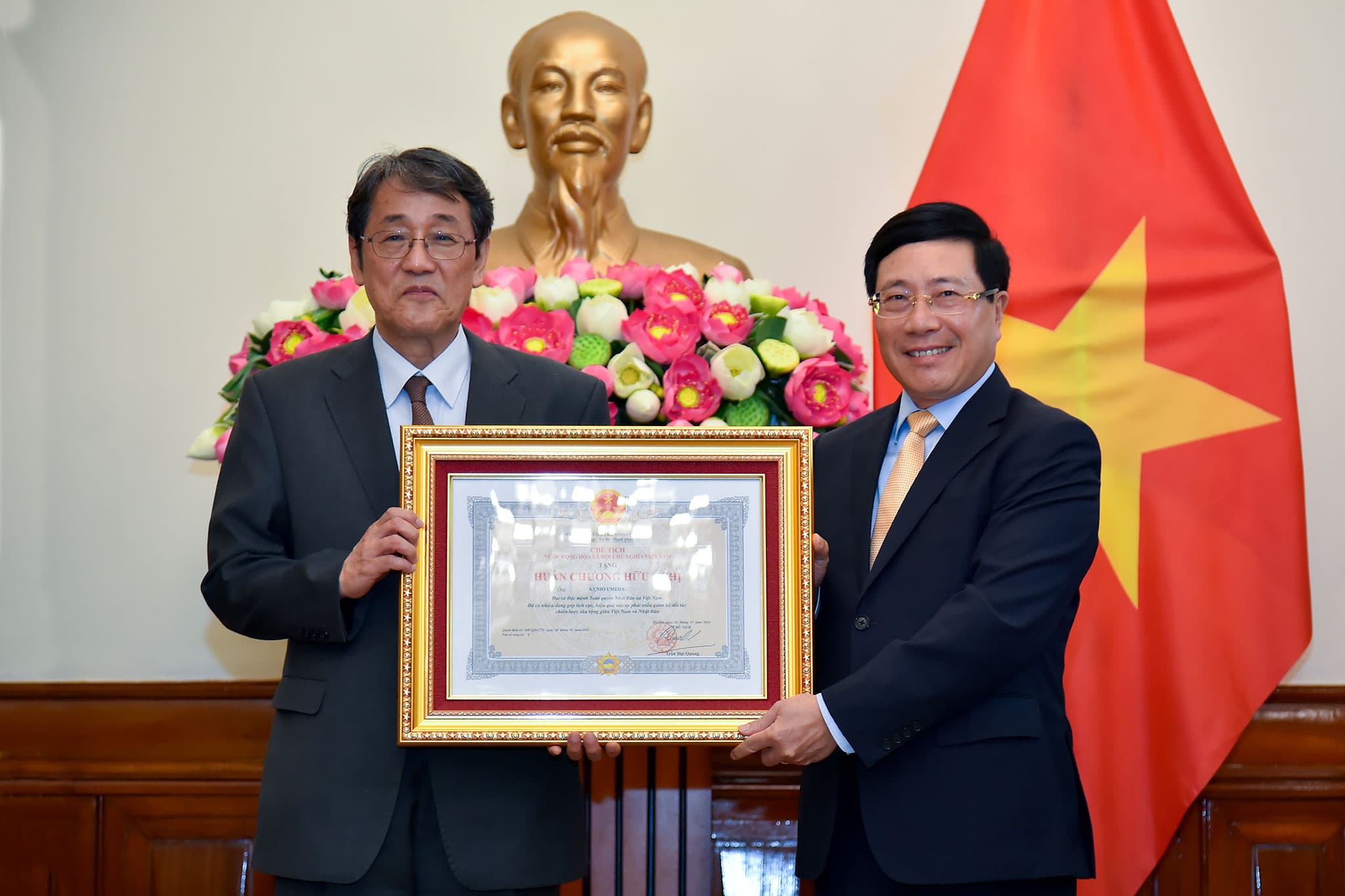 Trao Huân chương Hữu nghị tặng Đại sứ đặc mệnh toàn quyền Nhật Bản tại Việt Nam