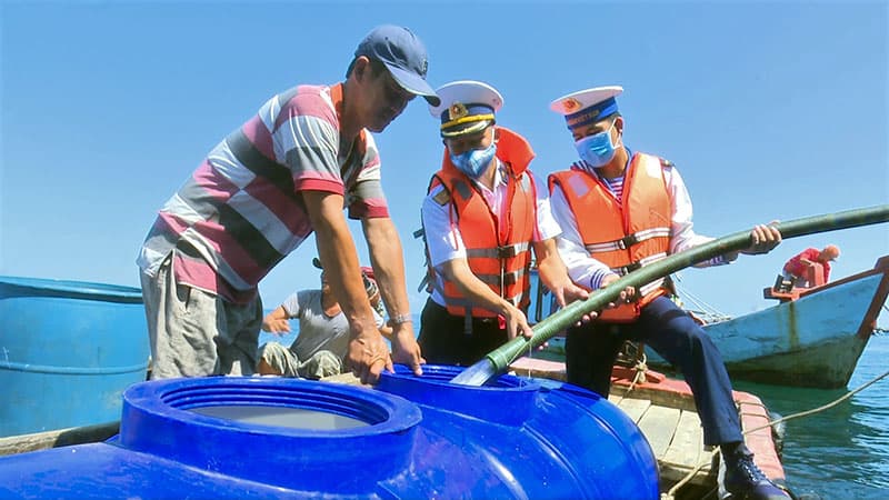 Vùng 5 Hải quân cấp nước ngọt cho người dân đảo Hòn Chuối
