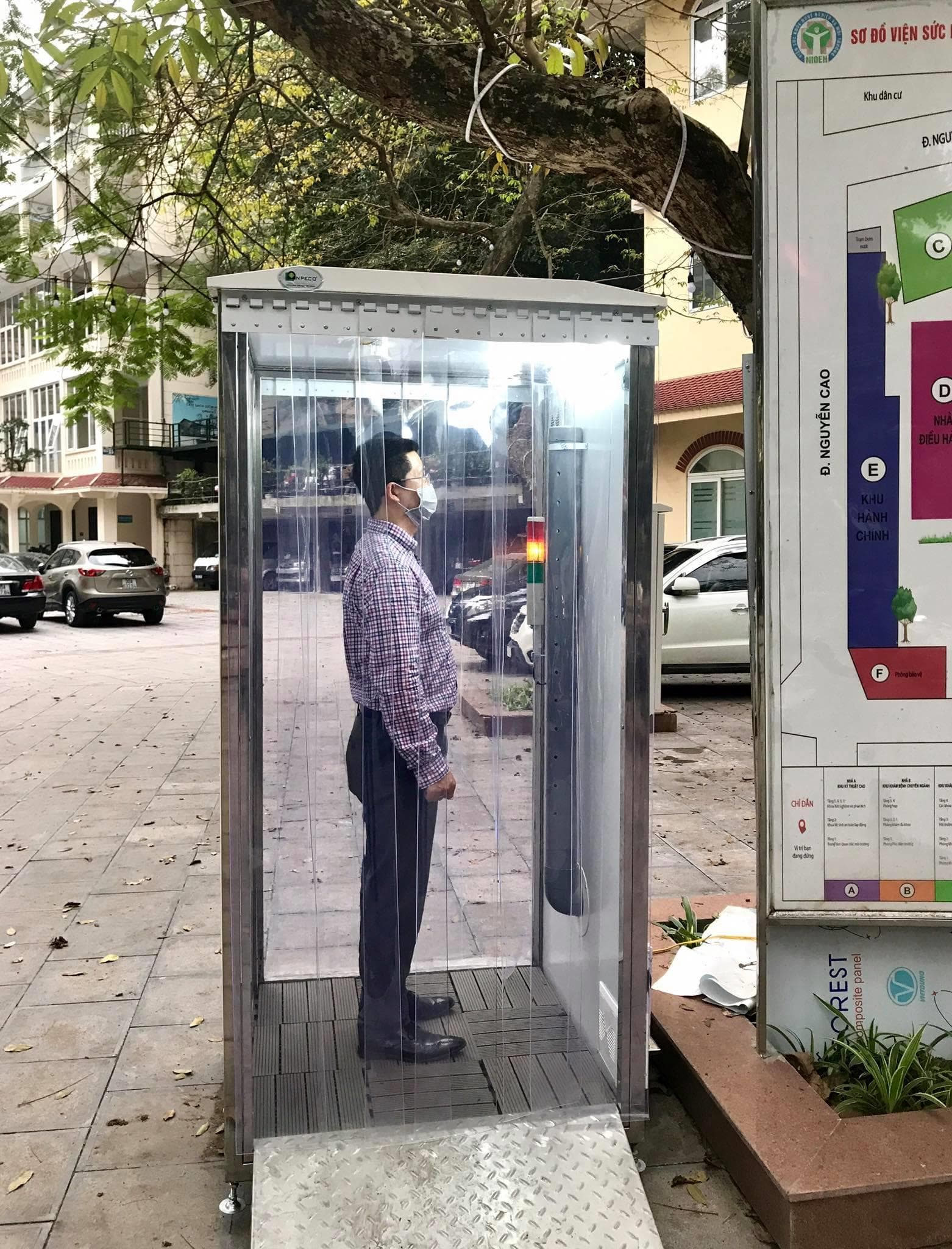 Khi buồng khử khuẩn toàn thân và phòng áp lực âm chưa được đánh giá đầy đủ