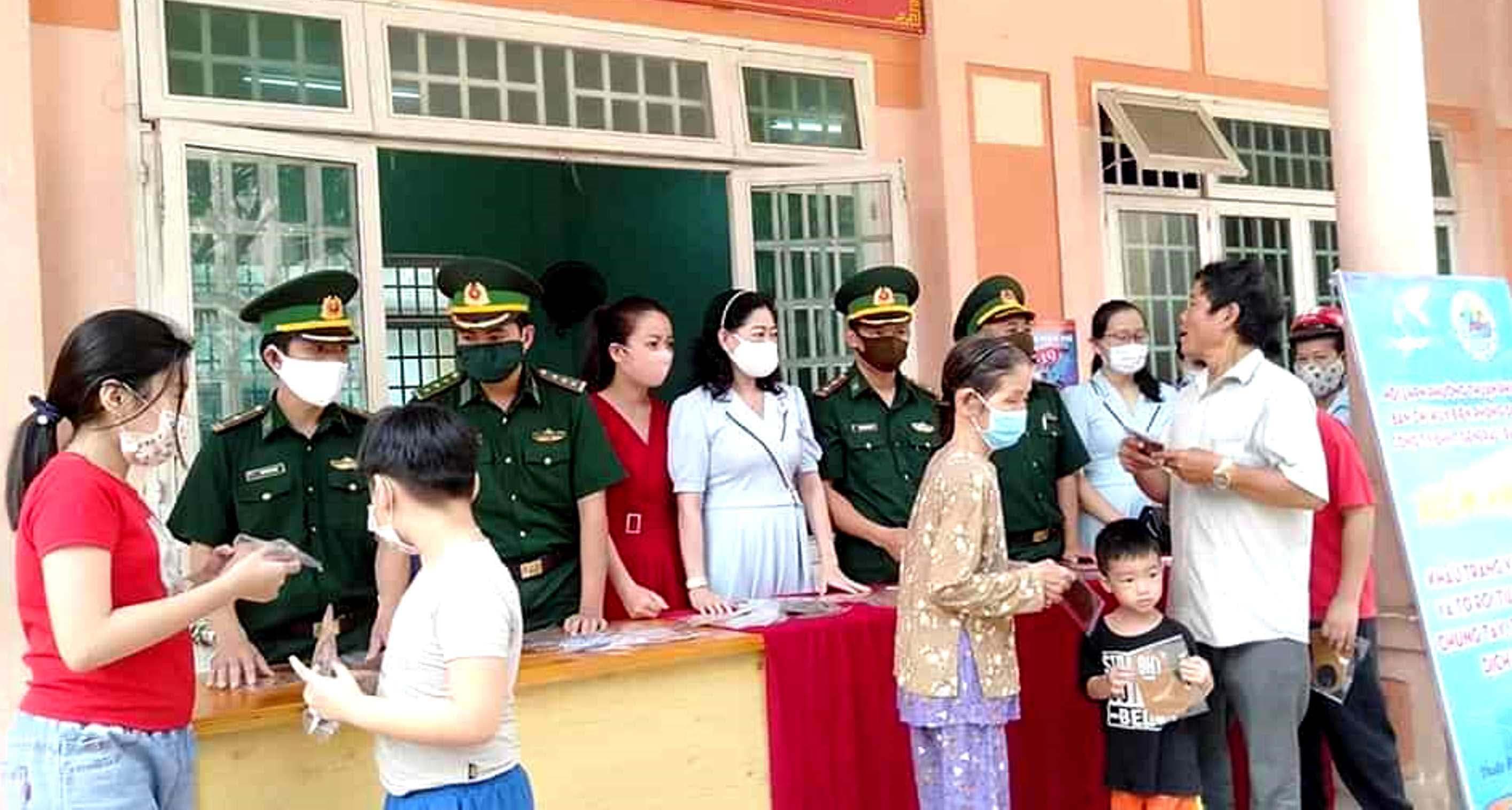 Biên phòng Cửa khẩu cảng Đà Nẵng tuyên truyền, hỗ trợ phòng, chống dịch Covid-19