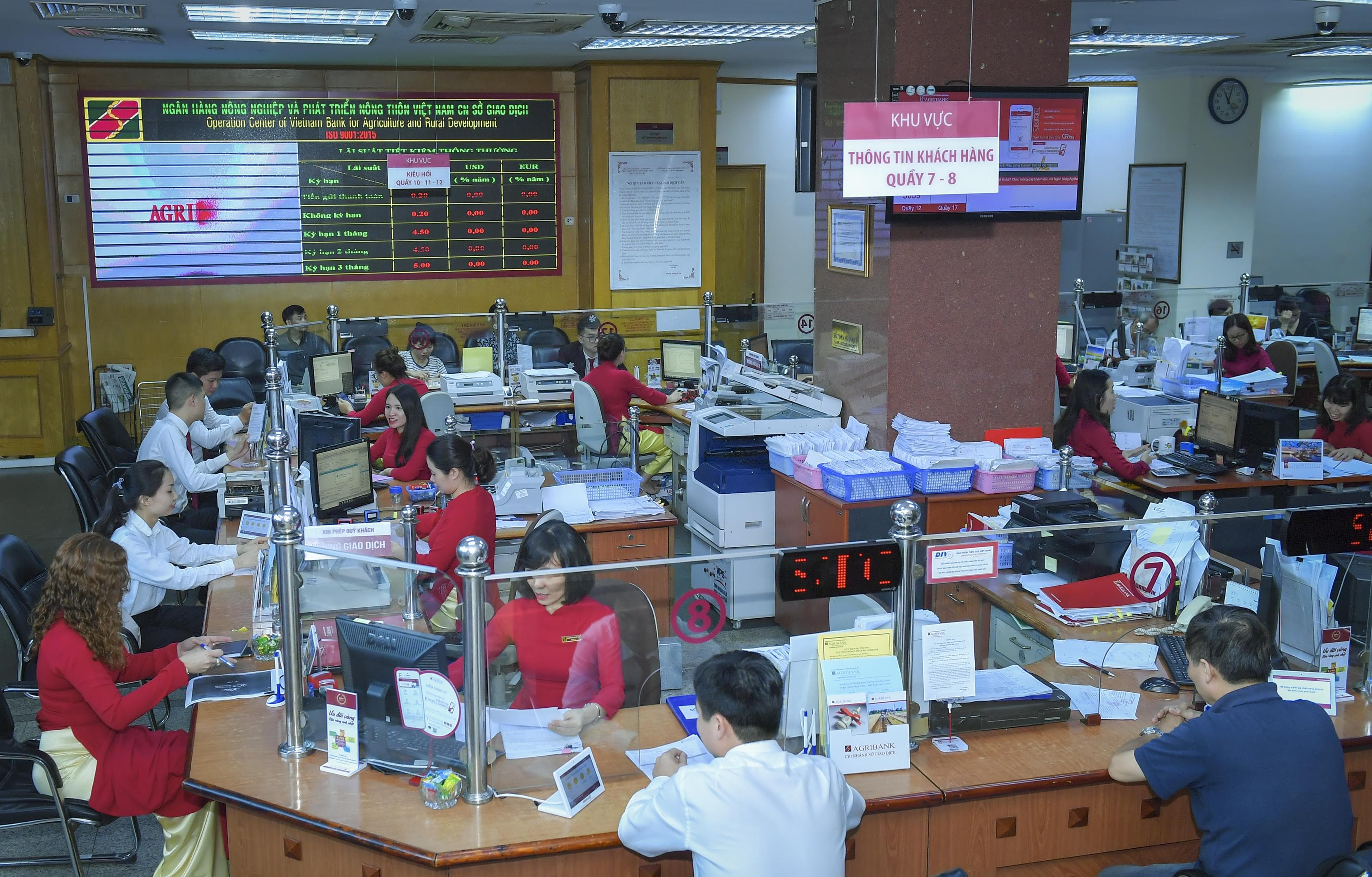 Ngân hàng hạ lãi suất cho vay, hỗ trợ tối đa doanh nghiệp, người dân