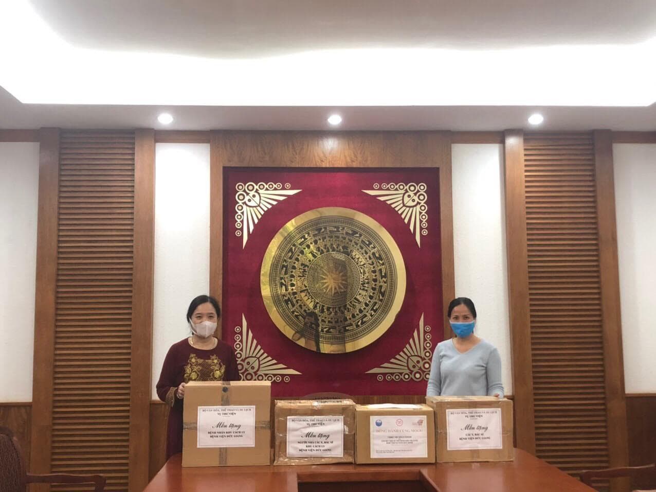 Ngành thư viện trao sách tặng công dân ở khu cách ly