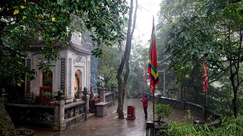 Dâng hương tưởng niệm các vua Hùng