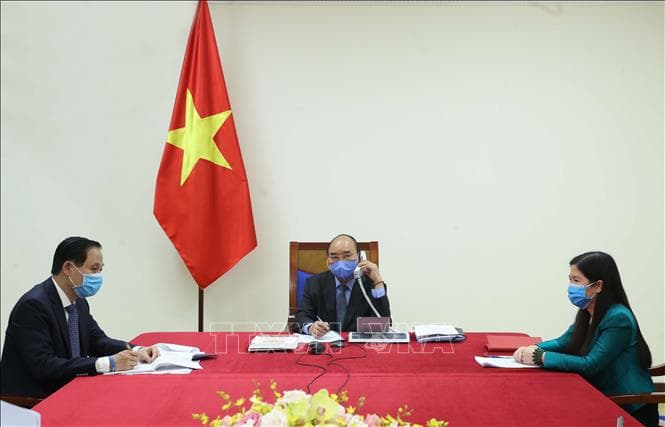 Thủ tướng Nguyễn Xuân Phúc điện đàm với Tổng thống Hàn Quốc Moon Jae-in
