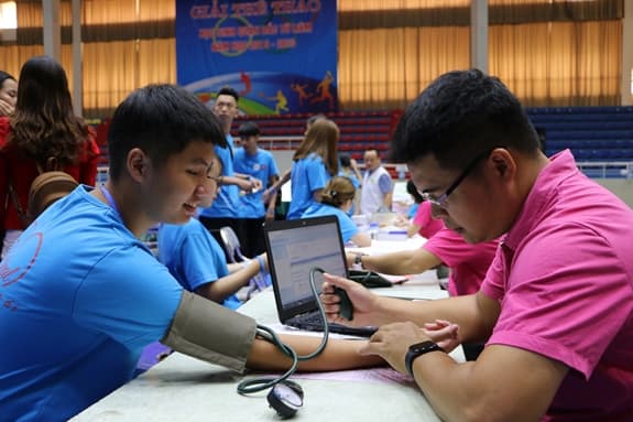Hội viên Chữ thập đỏ vừa phòng, chống dịch Covid-19 vừa vận động hiến máu an toàn