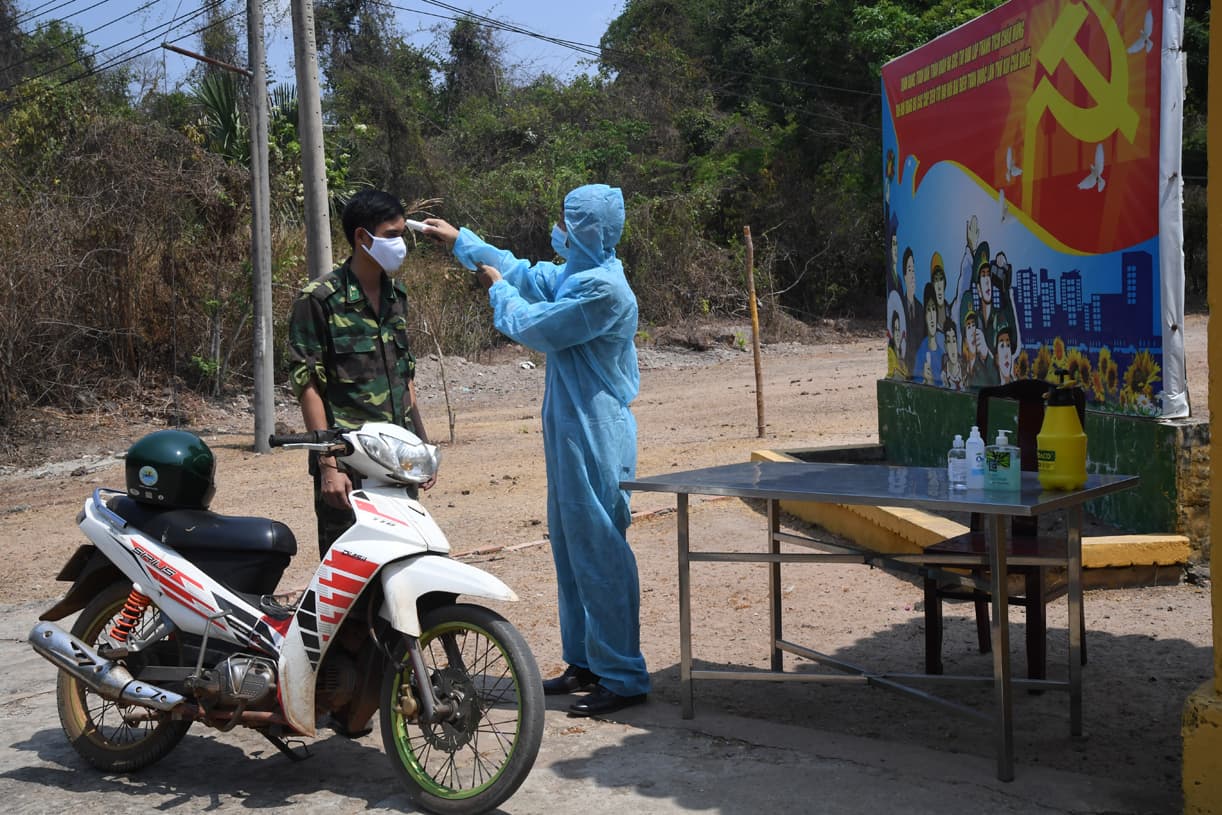 “Hết dịch ba sẽ về thăm hai mẹ con nhé!”