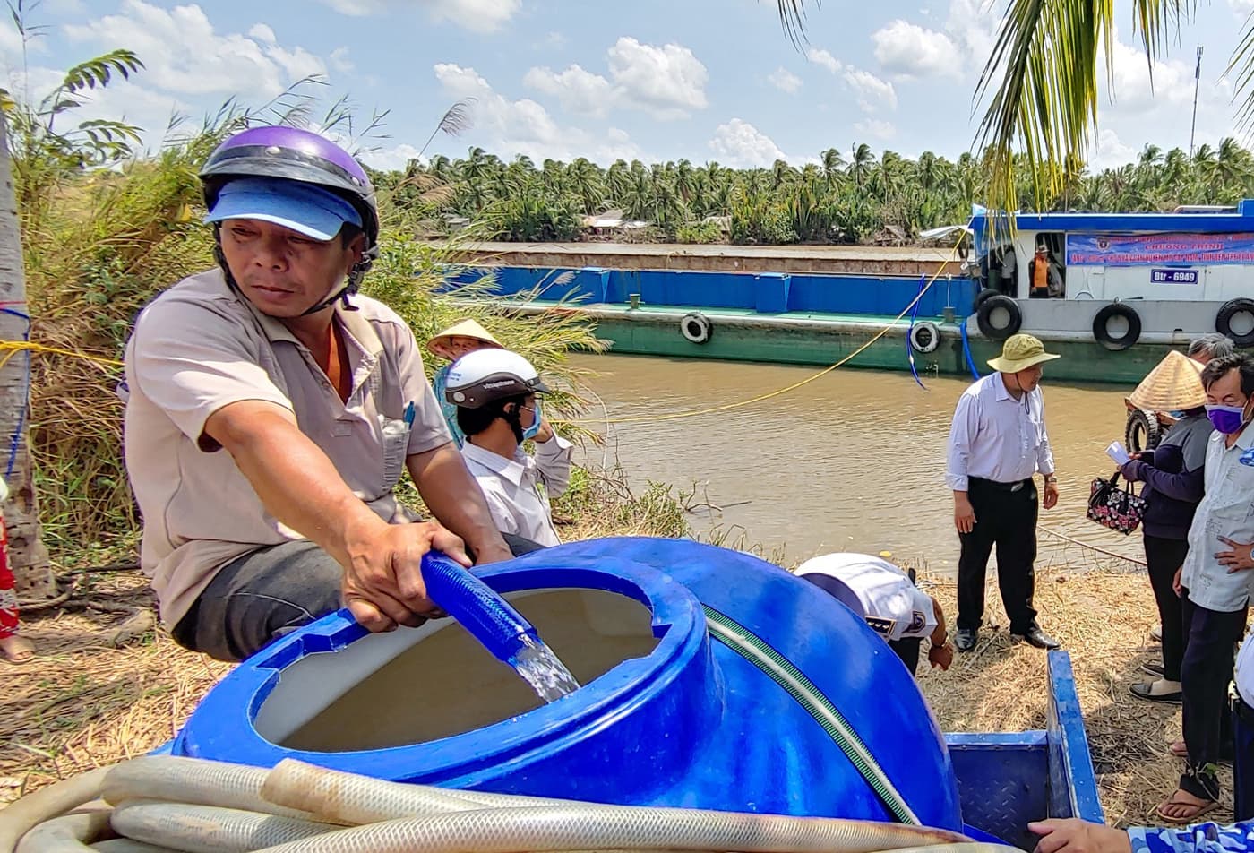 Hỗ trợ nước sinh hoạt đến các vùng hạn, mặn