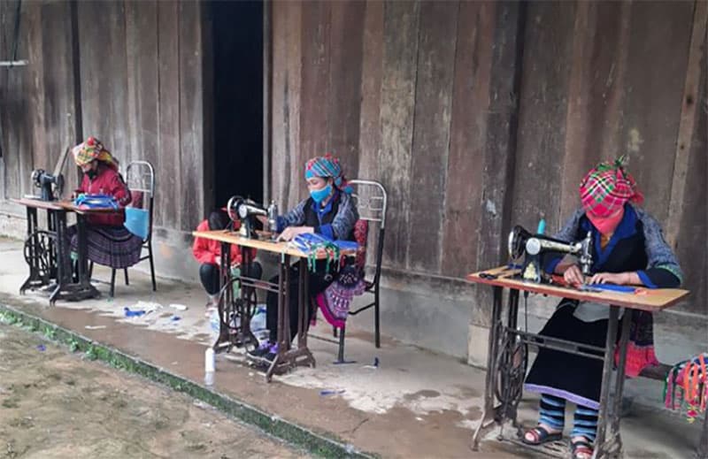 Phụ nữ Yên Bái : 4 ngày may hơn 10 vạn khẩu trang phát miễn phí